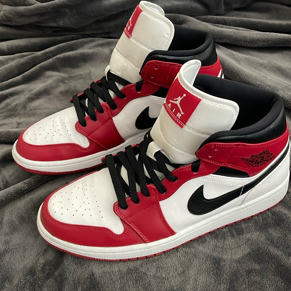 Air Jordan 1 Mid Chicago
